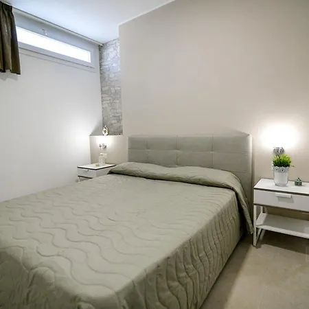 Laura Apartment *